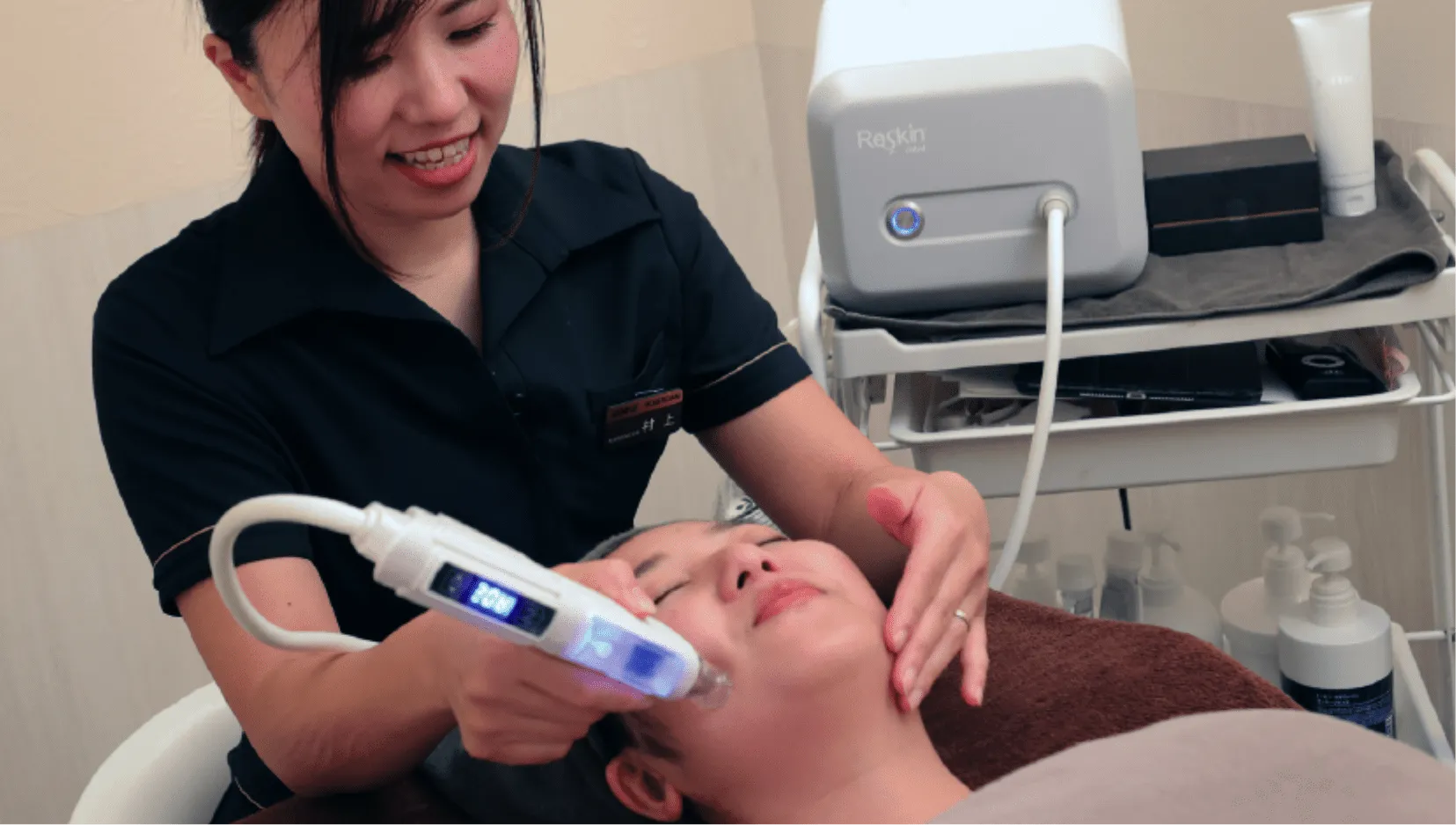 ニードルレスインジェクターを使用している様子